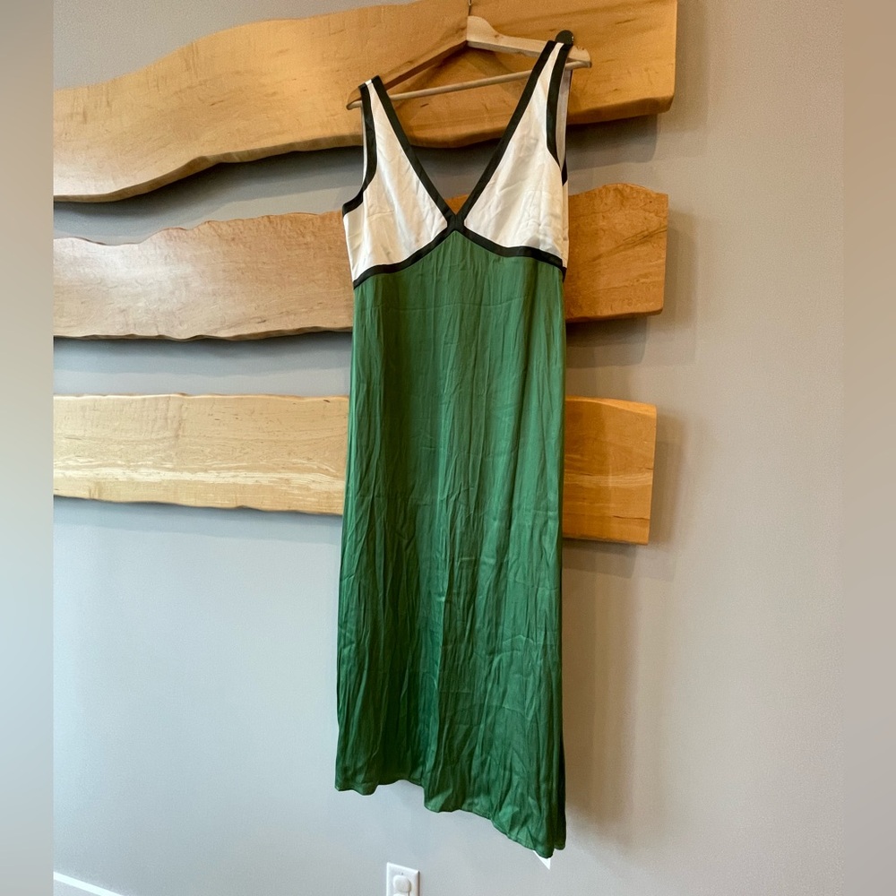 Silky v-neck green and white maxi dress size L NWT